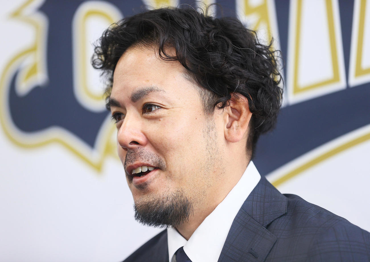 オリックス比嘉は契約更改を終え会見する（撮影・上山淳一）