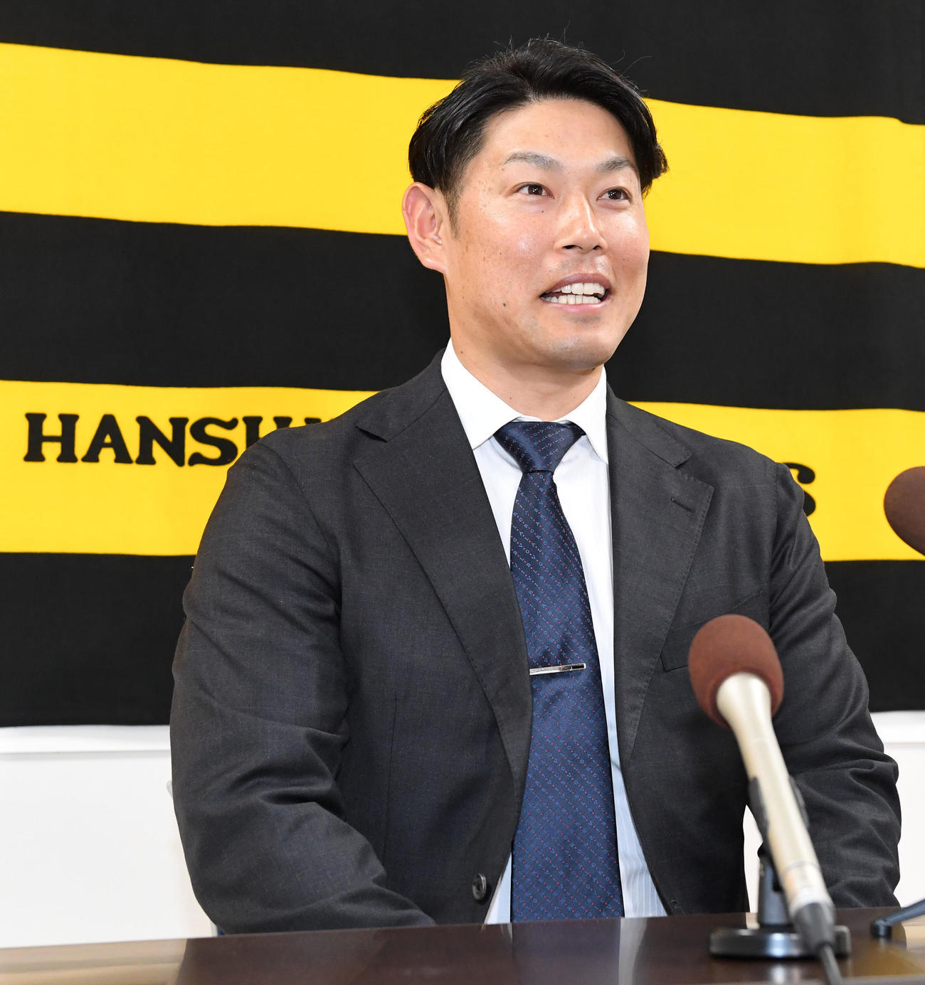 現状維持で契約を更改、笑顔で会見する原口（撮影・前岡正明）