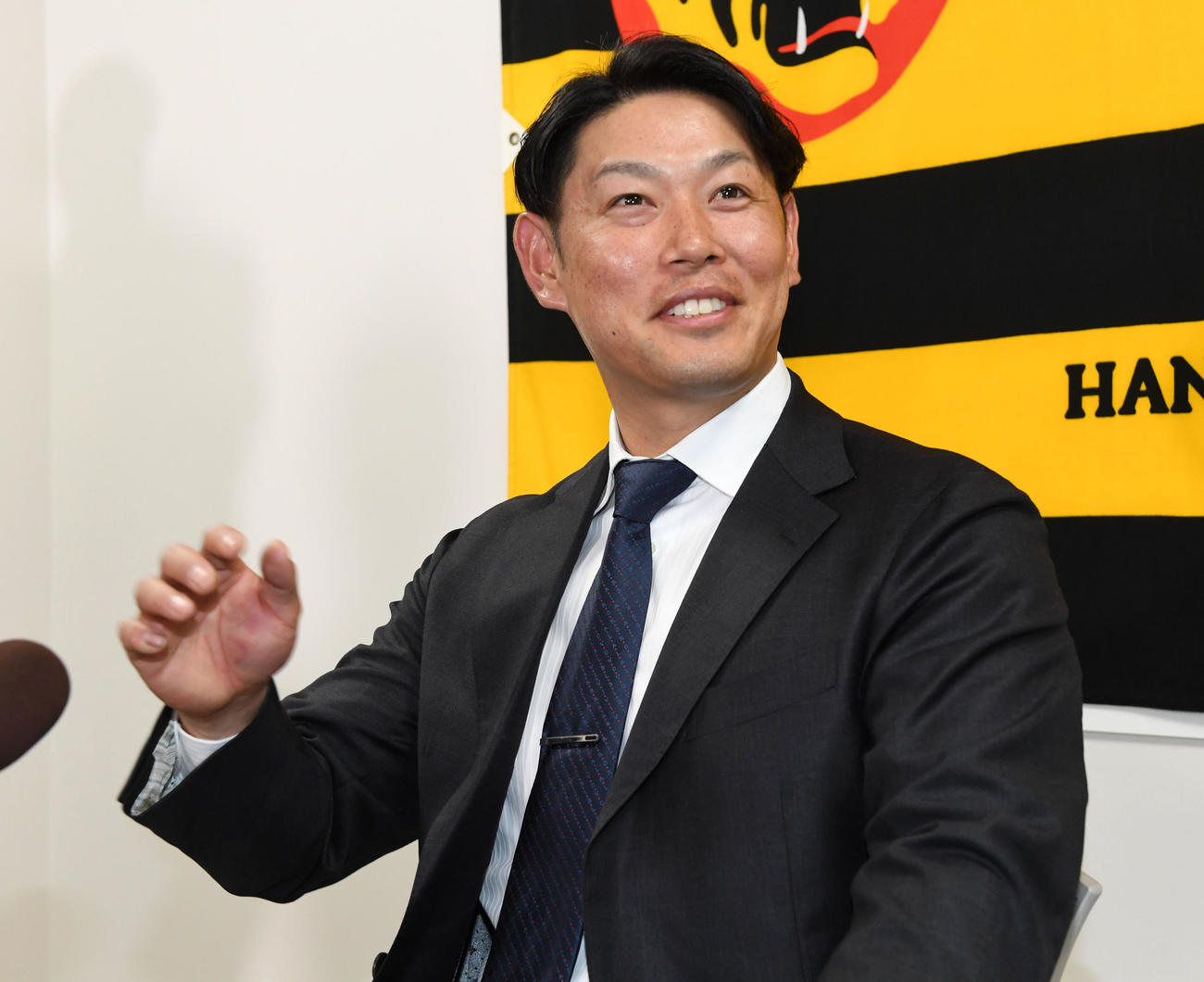 現状維持で契約を更改、笑顔で会見する原口（撮影・前岡正明）