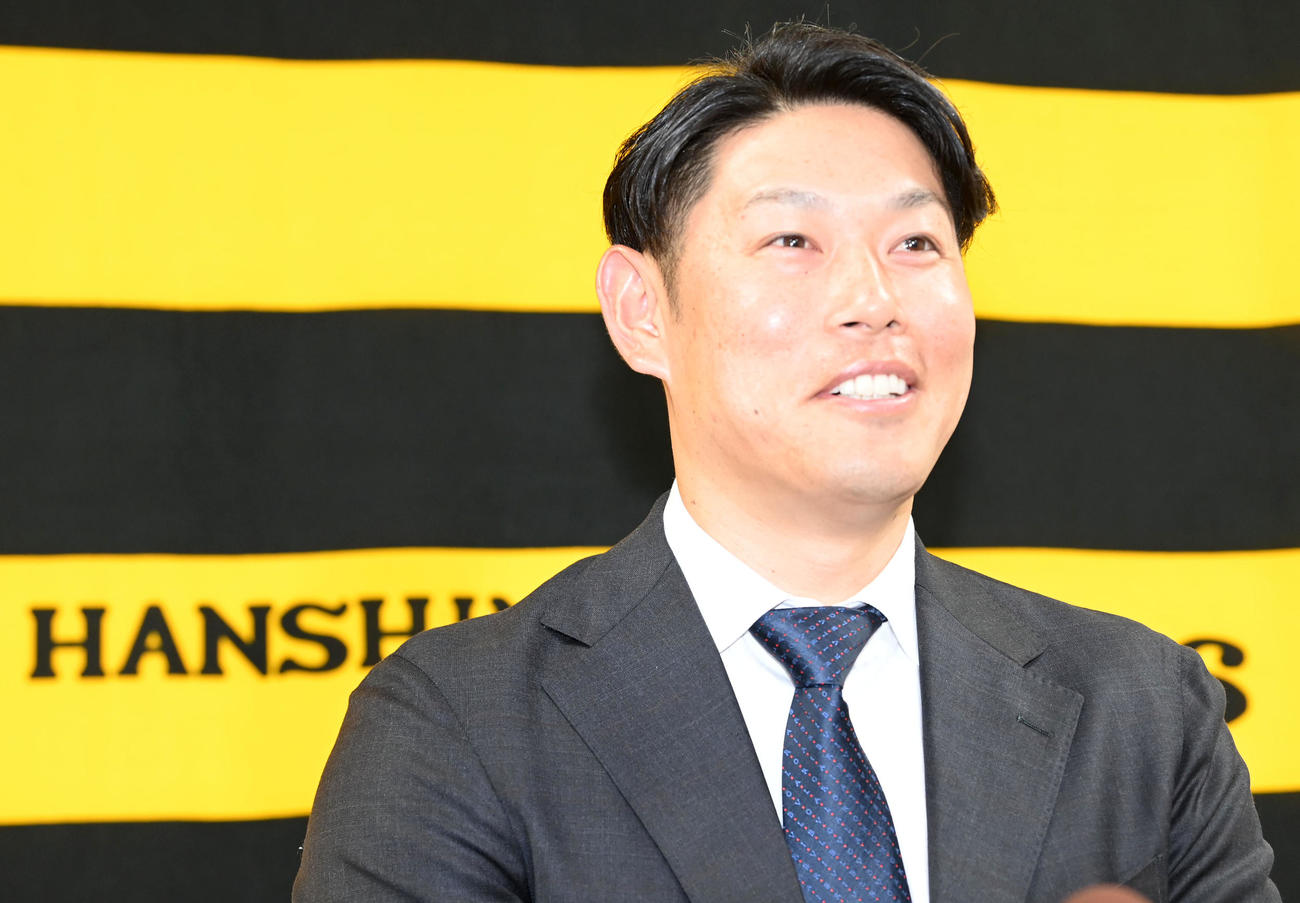 現状維持で契約を更改、笑顔で会見する原口（撮影・前岡正明）
