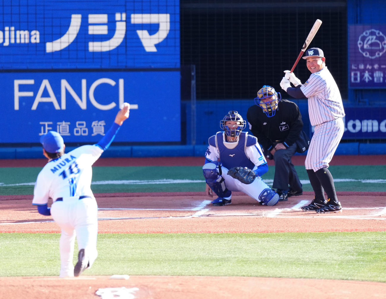 1回表、DeNA三浦監督と対戦する松坂氏（撮影・江口和貴）