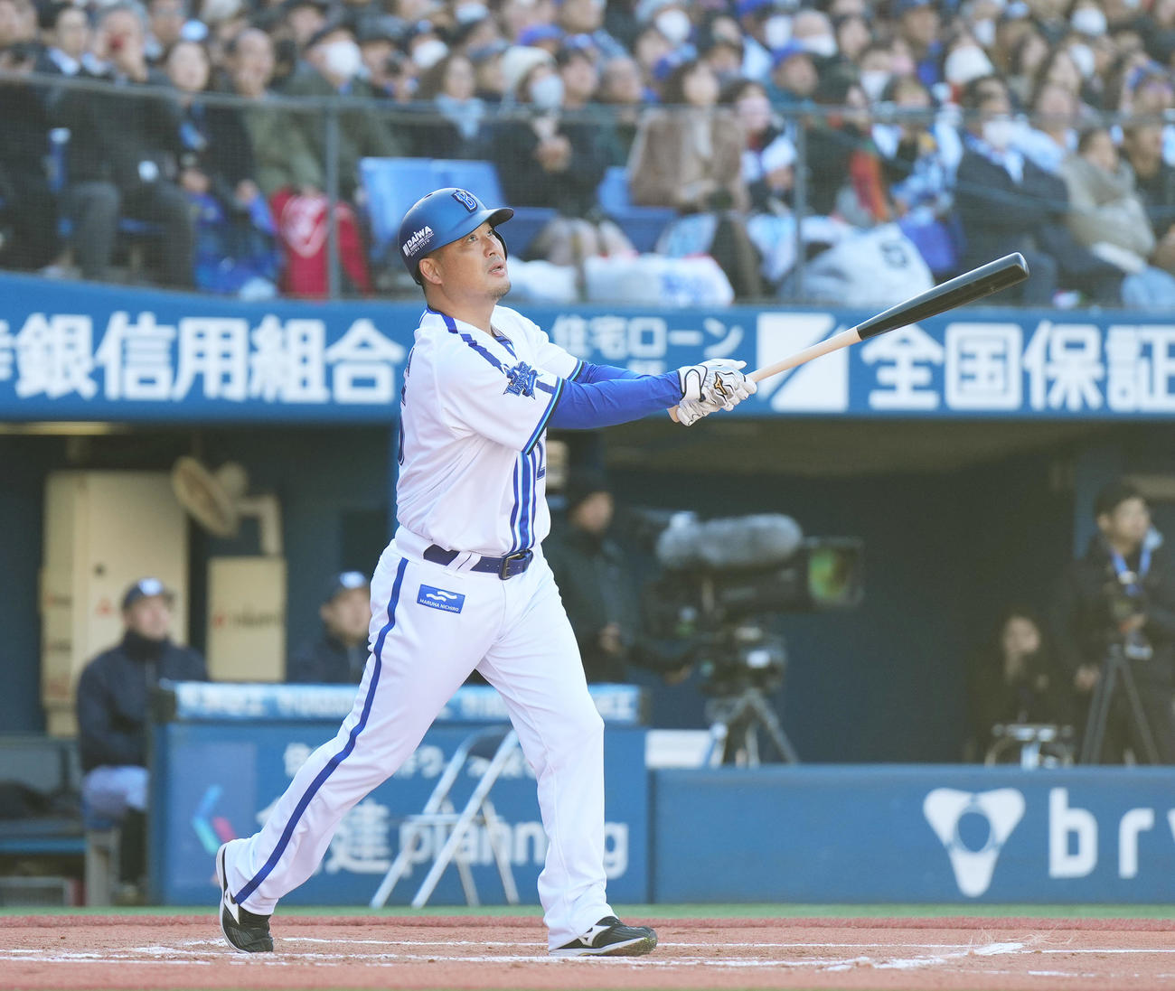 「YOKOHAMA STADIUM 45th DREAM MATCH」BAY DREAM STARS対Y45 LEGEND HEROES 1回裏BAY DREAM STARS2死一塁、右越えに2点本塁打を放つ村田氏（撮影・菅敏）
