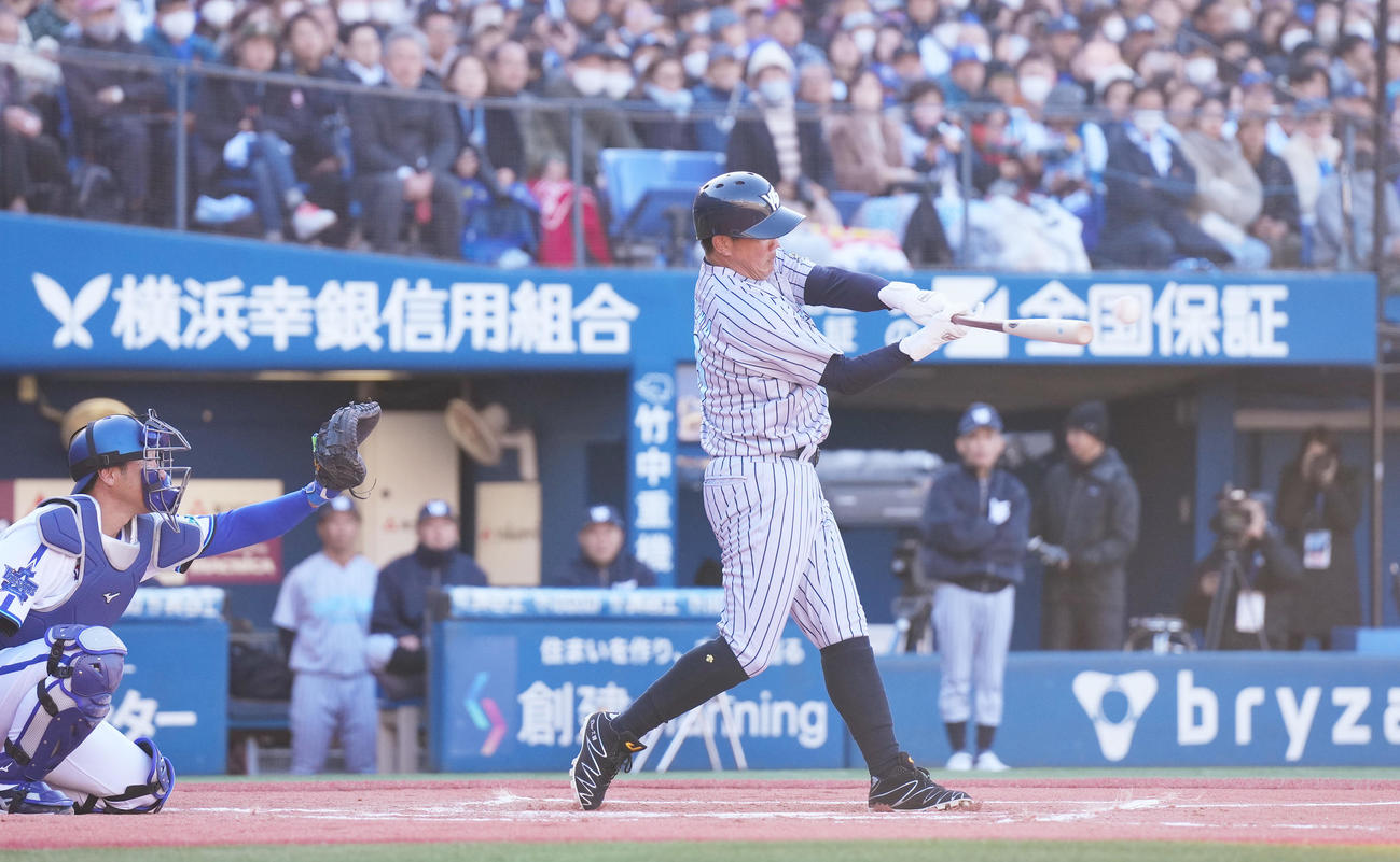 BAY DREAM STARS対Y45 LEGEND HEROES 2回表Y45 LEGEND HEROES2死二、三塁、左2点適時二塁打を放つ松坂氏（撮影・菅敏）