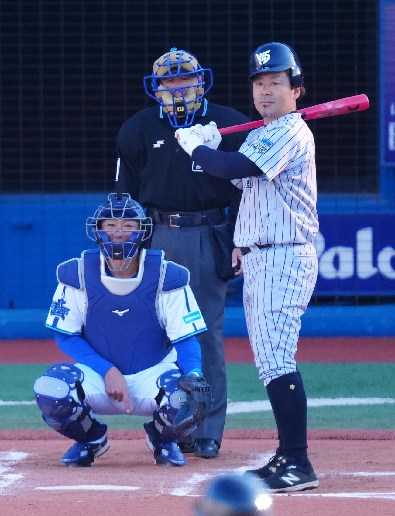 ベイドリーム対神奈川レジェンド　2回表、ヘルメットのサイズが合っていない神奈川レジェンドの黒羽根氏（撮影・江口和貴）