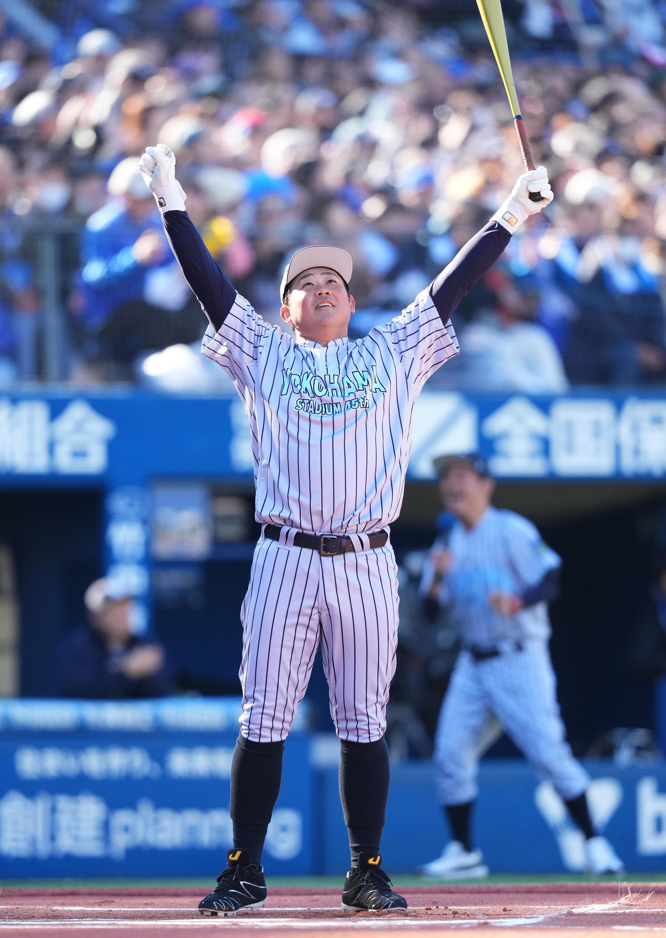 ホームランダービーで打球がスタンドに入り、ガッツポーズを見せる松坂氏（撮影・菅敏）