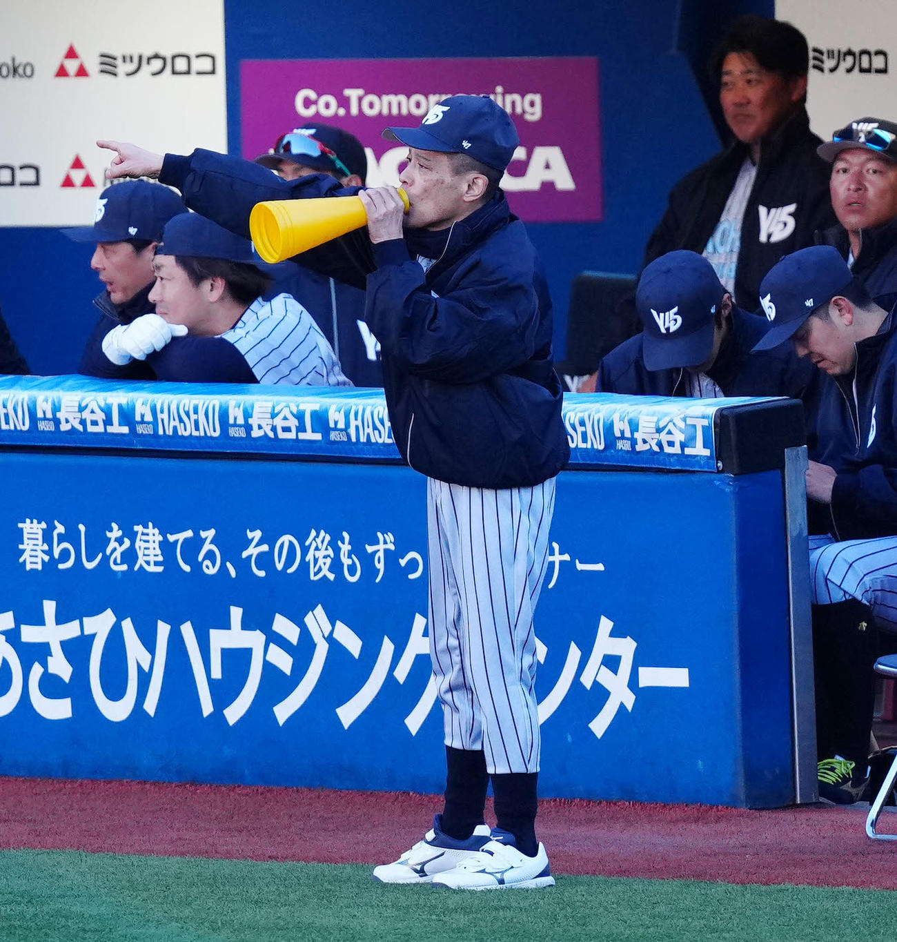 ベイドリーム対神奈川レジェンド　3回表、ベンチ前で指示を出す神奈川レジェンドの監督を務める柳沢慎吾（撮影・江口和貴）