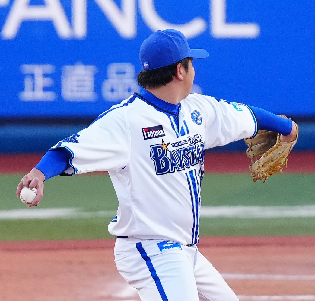 ベイドリーム対神奈川レジェンド　5回表、ナックルボールを投じるベイドリームのDeNA山崎（撮影・江口和貴）