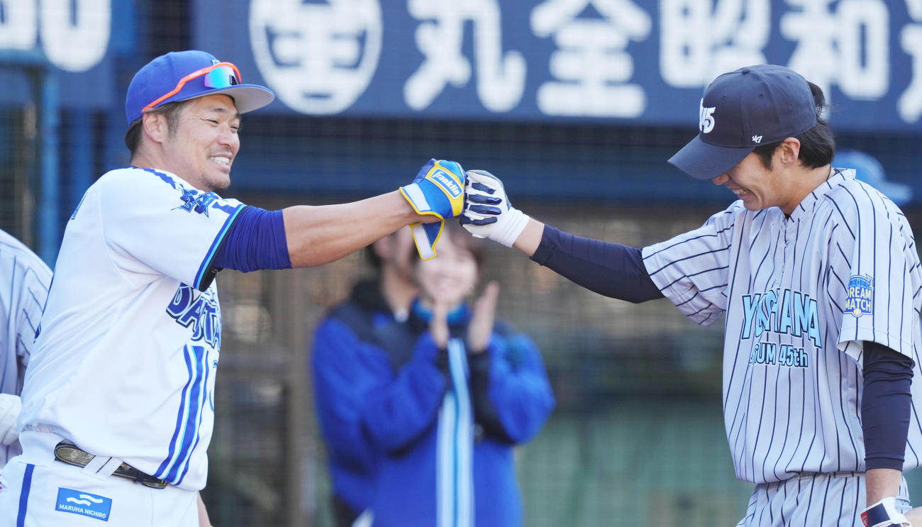 ホームランダービー初戦で吉村氏（左）に敗れた度会（撮影・菅敏）