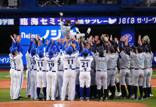 ドリームマッチ終了後、胴上げされる柳沢慎吾（撮影・江口和貴）