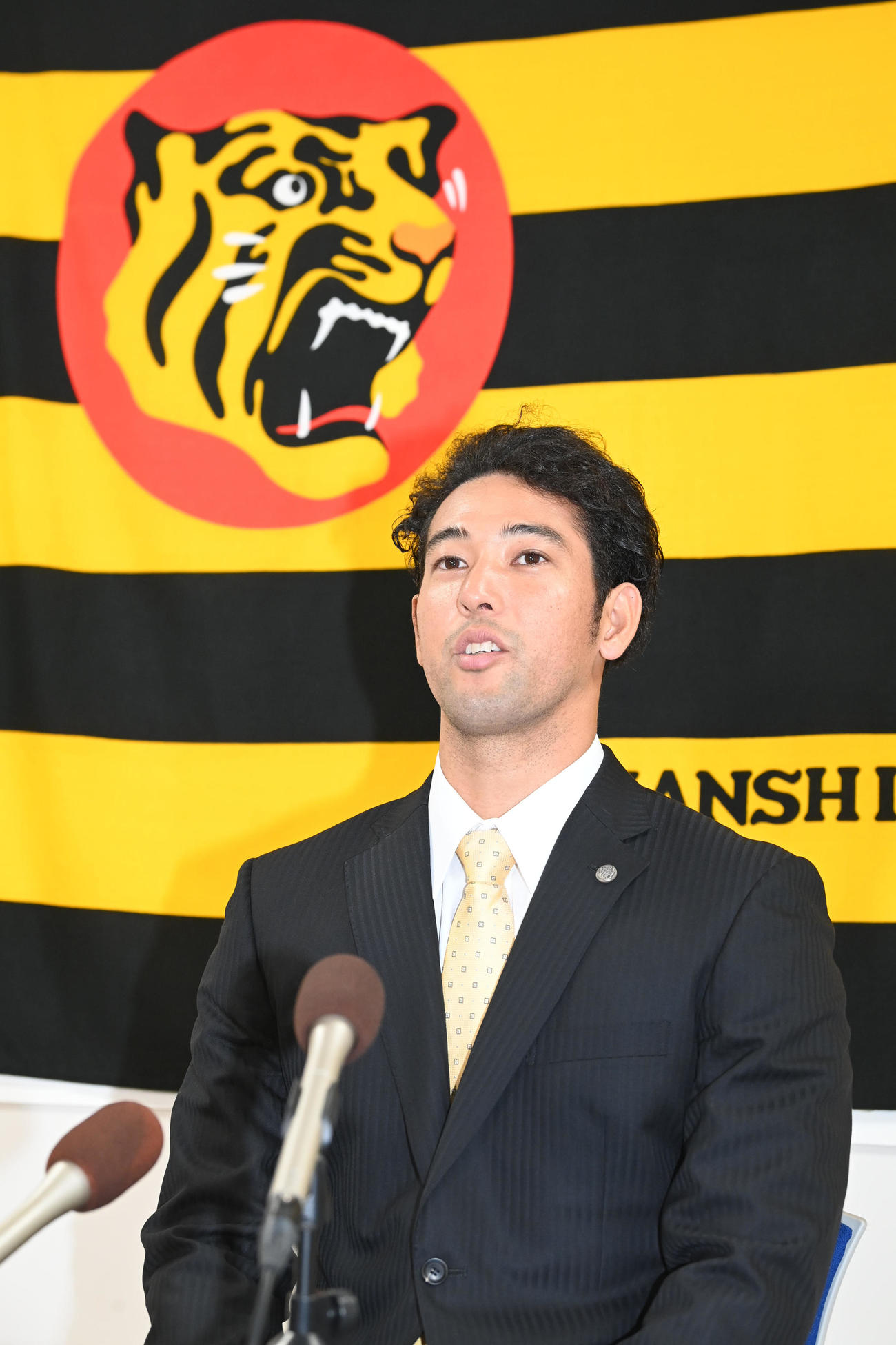 倍増で契約を更改、笑顔で会見する加治屋（撮影・前岡正明）