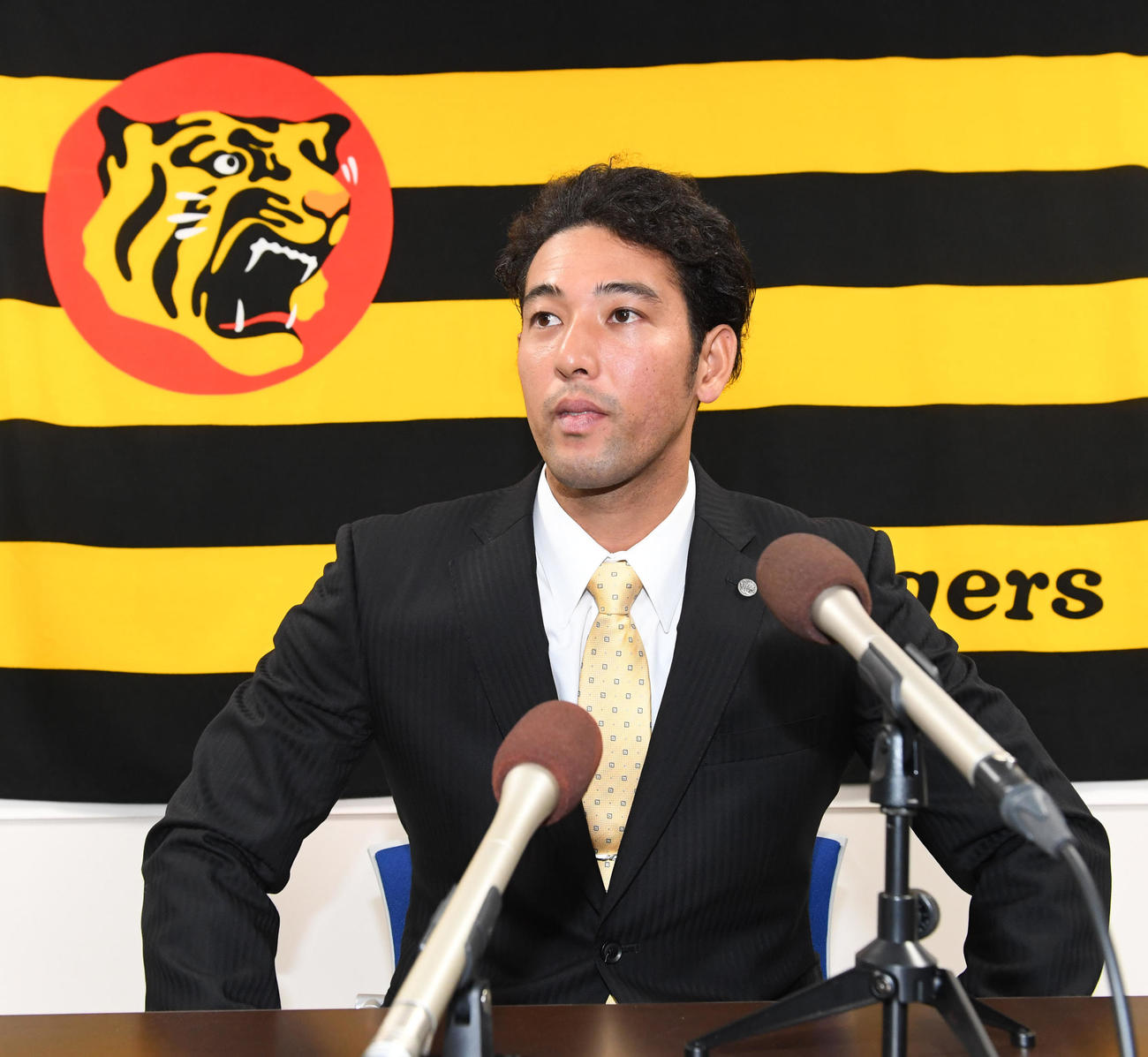 倍増で契約を更改、会見する加治屋（撮影・前岡正明）