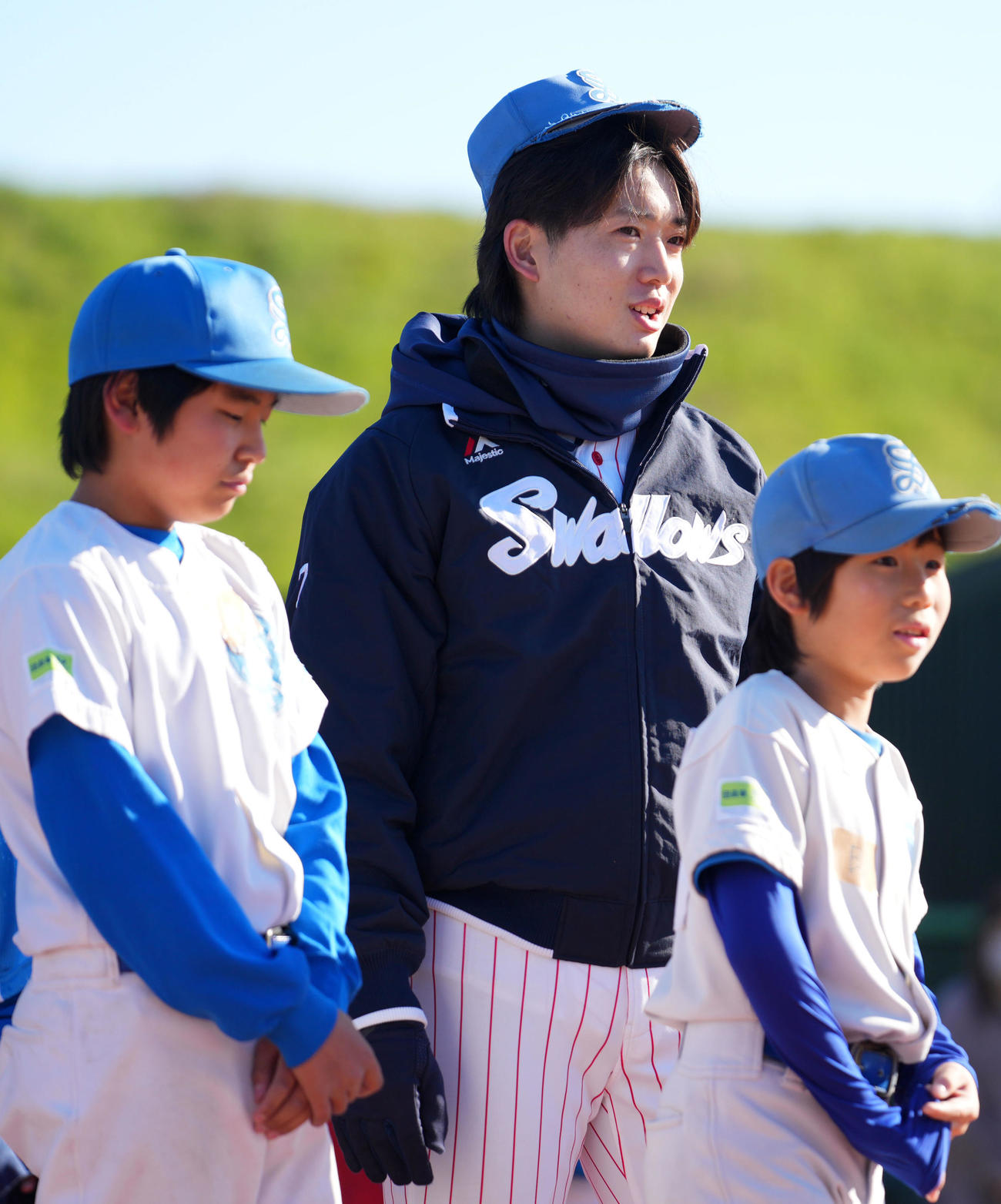 野球教室で子供たちと帽子を交換し笑顔を見せるヤクルト長岡（撮影・横山健太）
