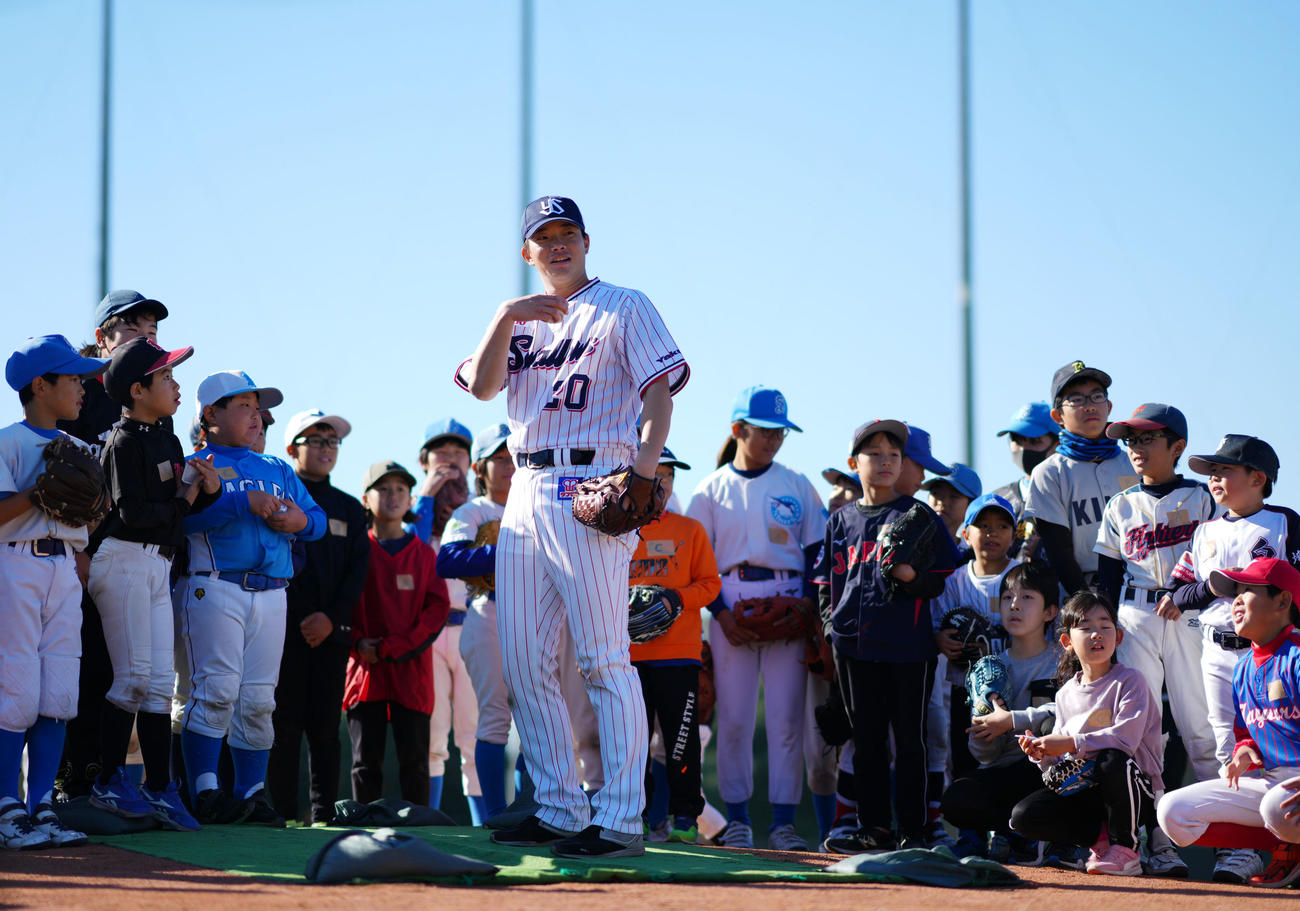 野球教室で子供たちに速球を披露するヤクルト木沢（撮影・横山健太）