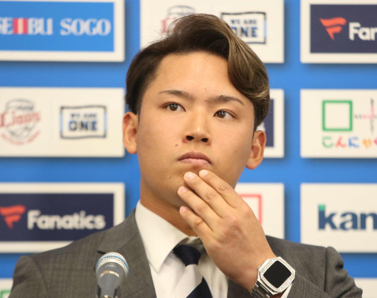 契約更改を終え会見を行う西武水上（撮影・山崎純一）