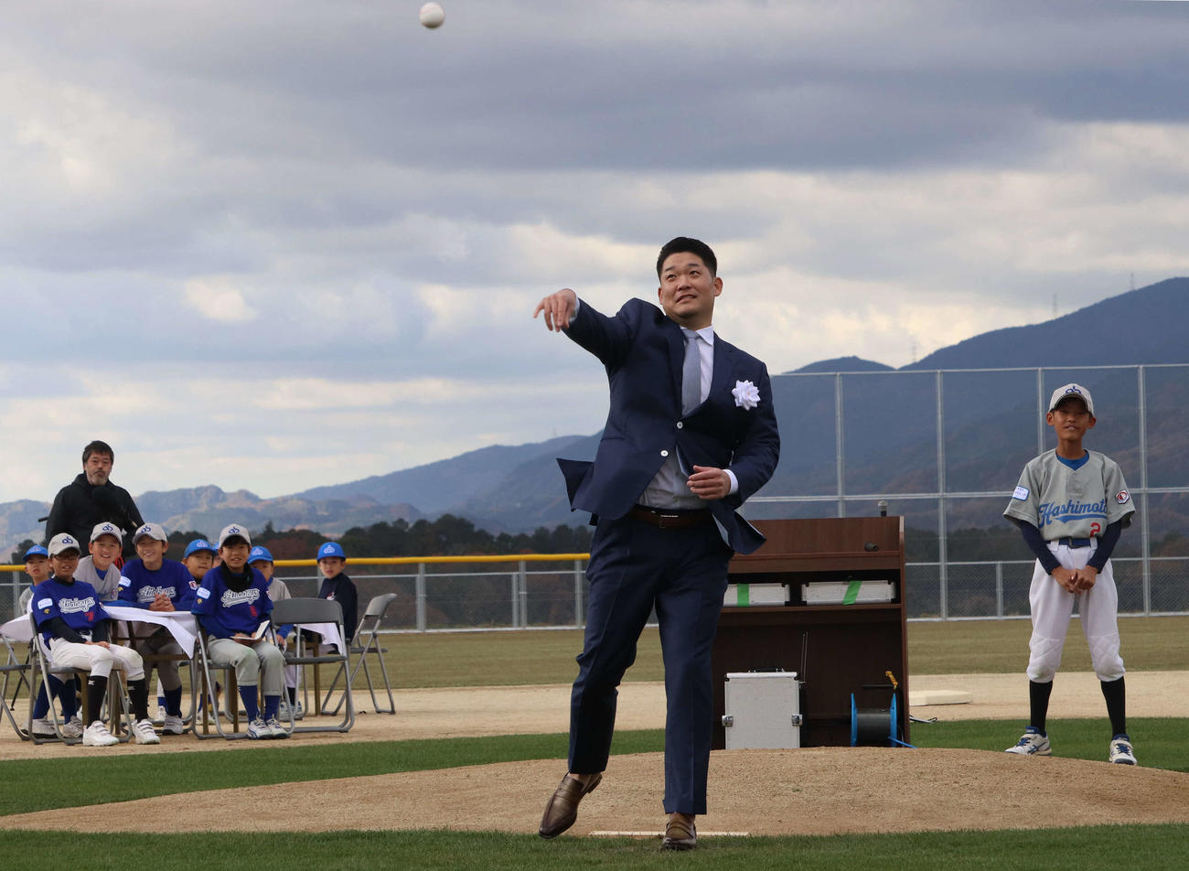 「YOSHITOMO TSUTSUGO SPORTS ACADEMY」の竣工（しゅんこう）式・施設お披露目会に出席し、始球式でボールを投げる筒香（撮影・小早川宗一郎）