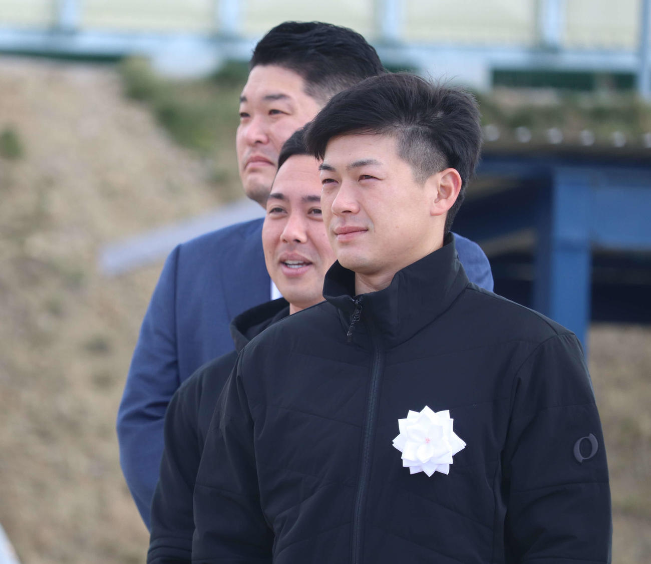 「YOSHITOMO TSUTSUGO SPORTS ACADEMY」の竣工（しゅんこう）式・施設お披露目会に出席したDeNA柴田（右）と筒香（奥）（撮影・小早川宗一郎）
