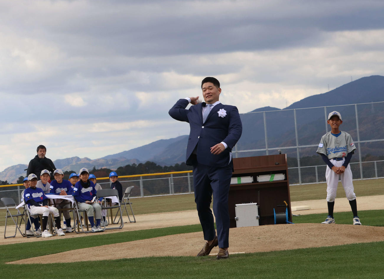 「YOSHITOMO TSUTSUGO SPORTS ACADEMY」の竣工（しゅんこう）式・施設お披露目会に出席し、始球式でボールを投げる筒香（撮影・小早川宗一郎）