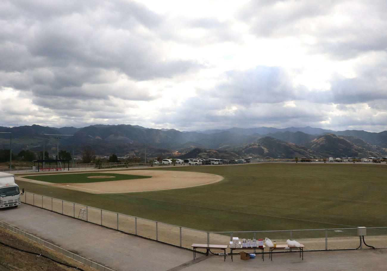 筒香が自費約2億円を投じて完成した「YOSHITOMO TSUTSUGO SPORTS ACADEMY」（撮影・小早川宗一郎）