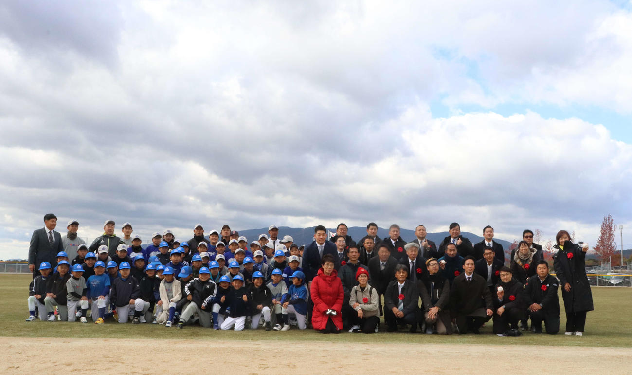 「YOSHITOMO TSUTSUGO SPORTS ACADEMY」の竣工（しゅんこう）式・施設お披露目会に出席した筒香（中央）と建設に携わった関係者ら（右）と和歌山橋本Atta Boysの選手たち（撮影・小早川宗一郎）