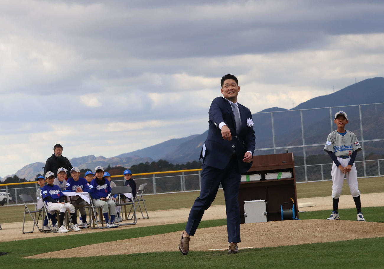 「YOSHITOMO TSUTSUGO SPORTS ACADEMY」の竣工（しゅんこう）式・施設お披露目会に出席し、始球式でボールを投げる筒香（撮影・小早川宗一郎）