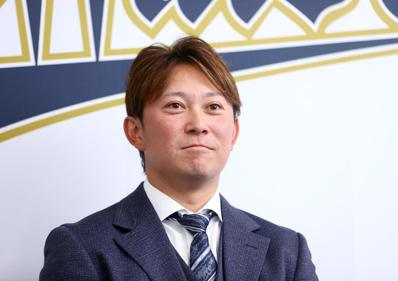 オリックス西野は契約更改を終え会見する（撮影・上山淳一）
