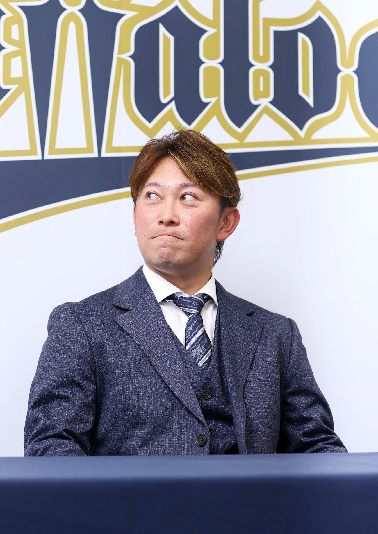 オリックス西野は契約更改を終え会見する（撮影・上山淳一）