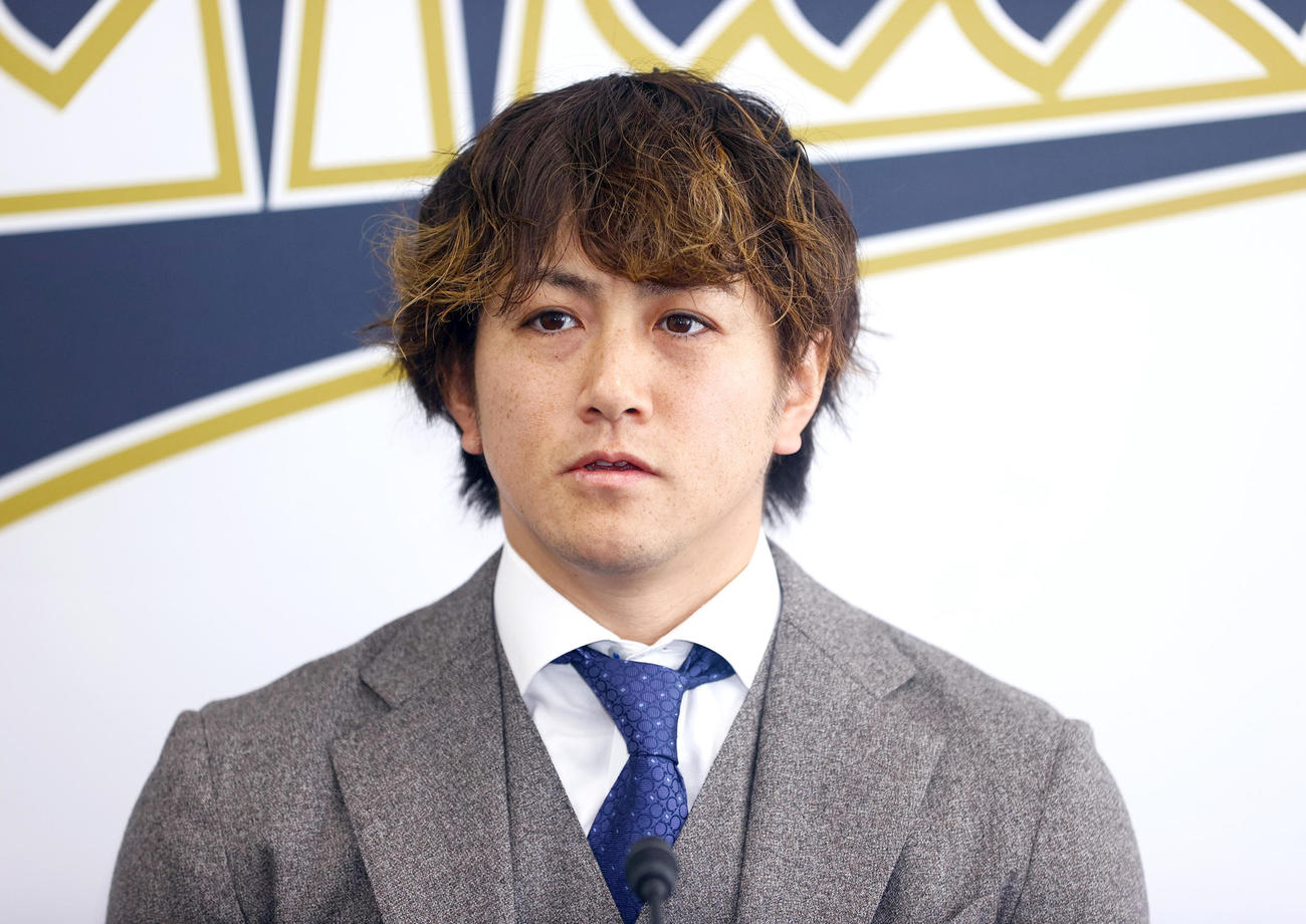 オリックス小田は契約更改を終え会見する（撮影・上山淳一）