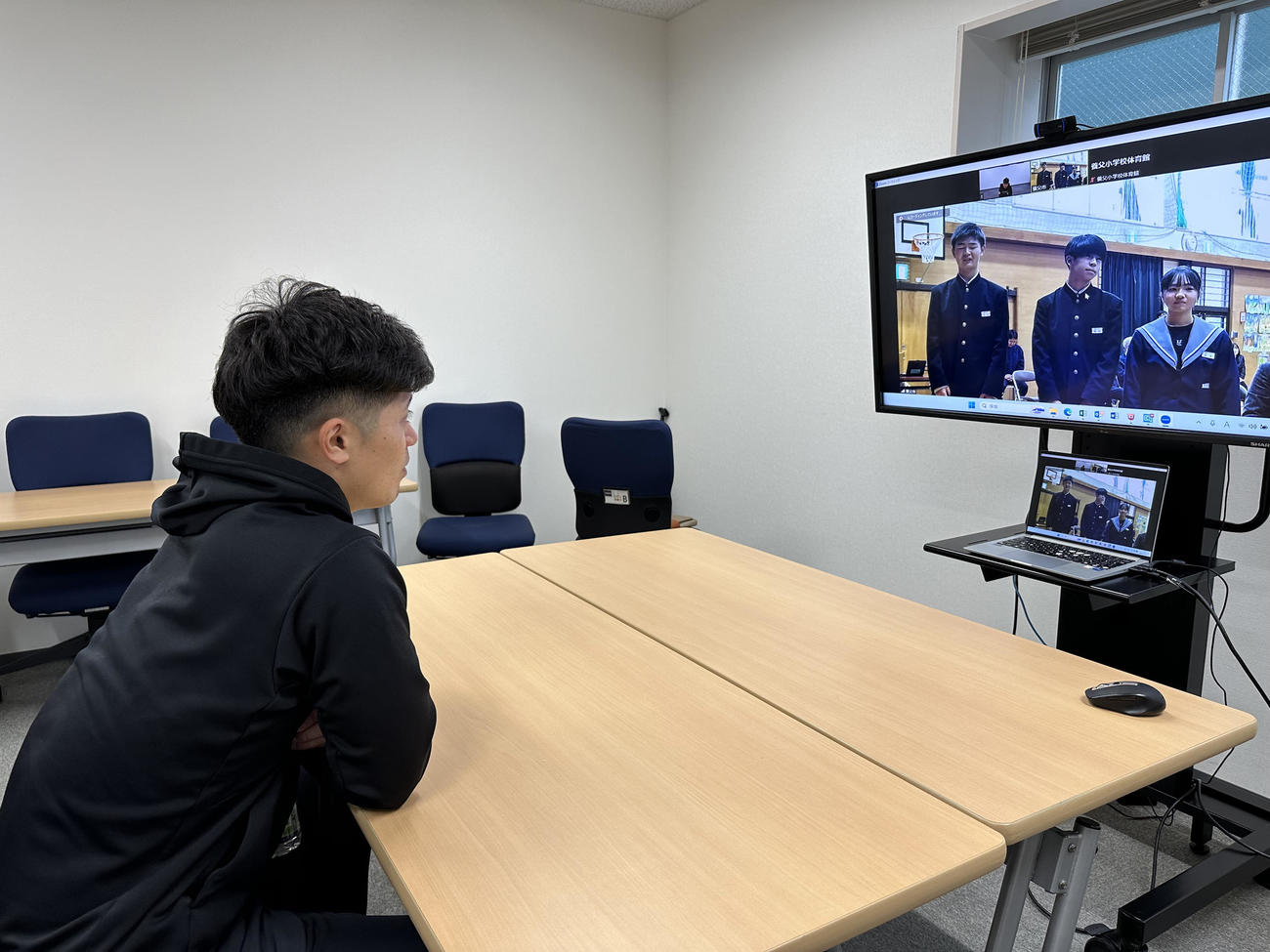 「養父小学校　開校150周年記念式典」でオンライン講習会を行った阪神坂本（球団提供）