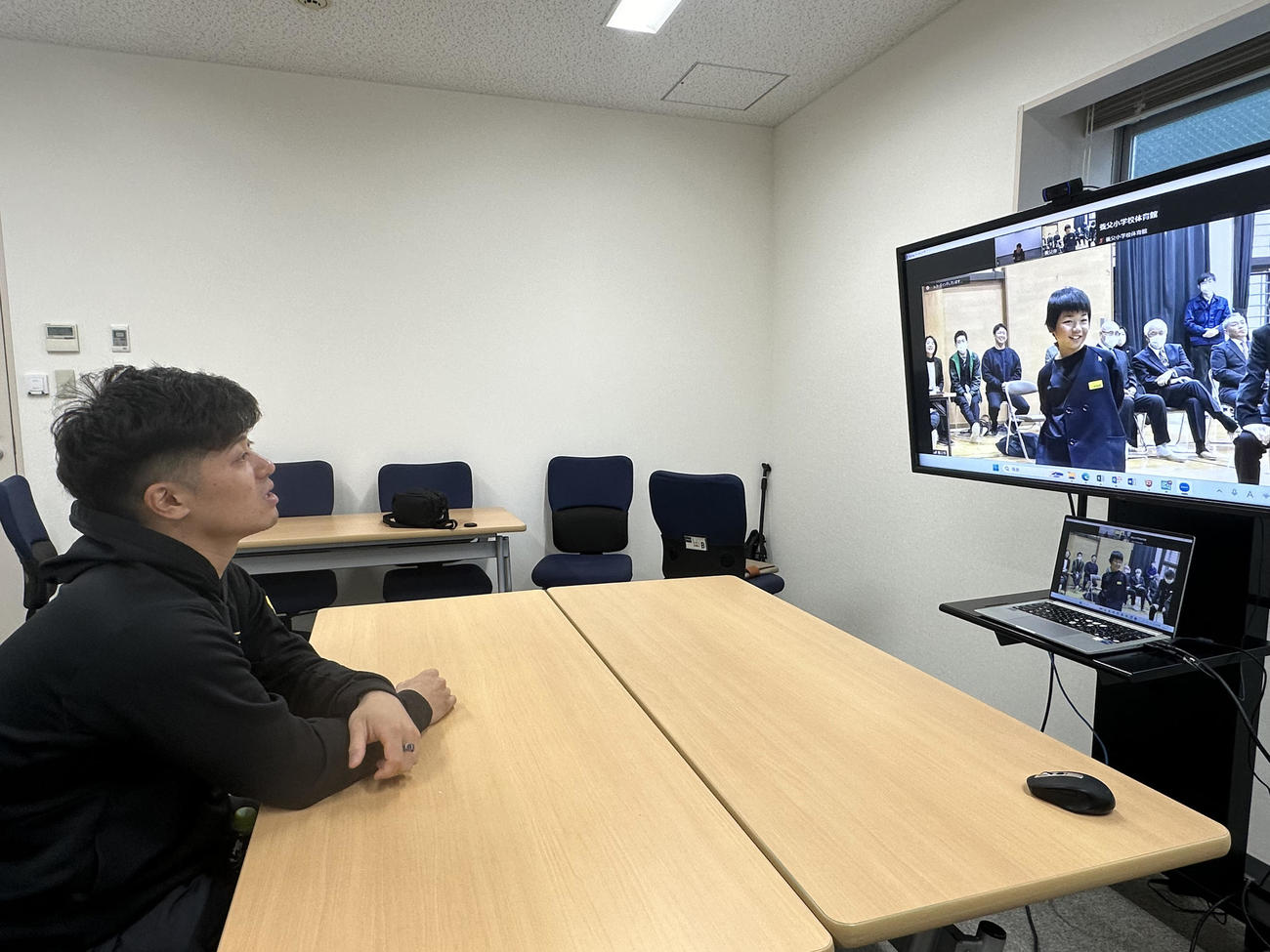「養父小学校　開校150周年記念式典」でオンライン講習会を行った阪神坂本（球団提供）