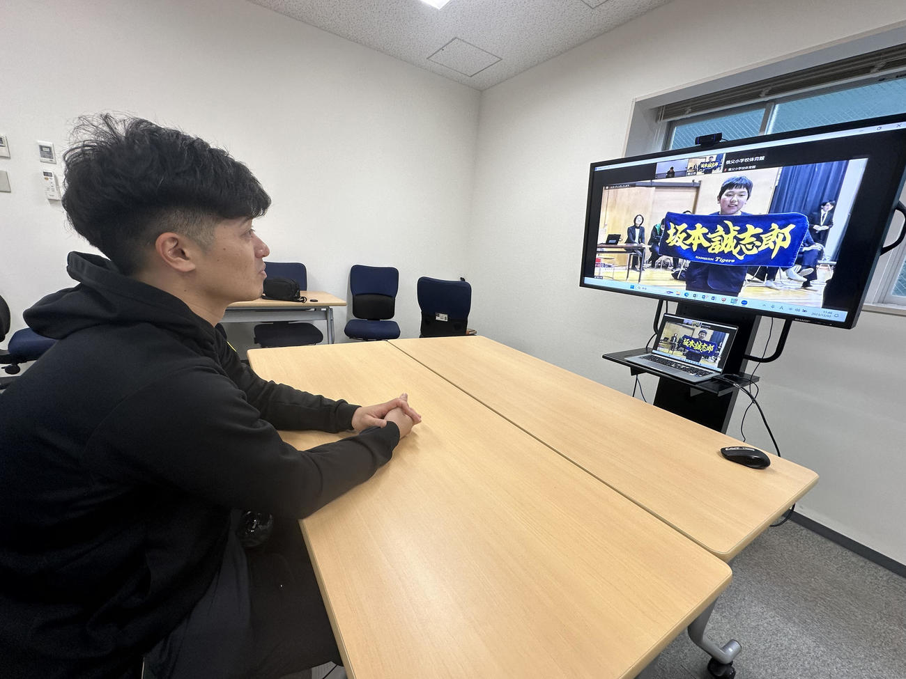 「養父小学校　開校150周年記念式典」でオンライン講習会を行った阪神坂本（球団提供）