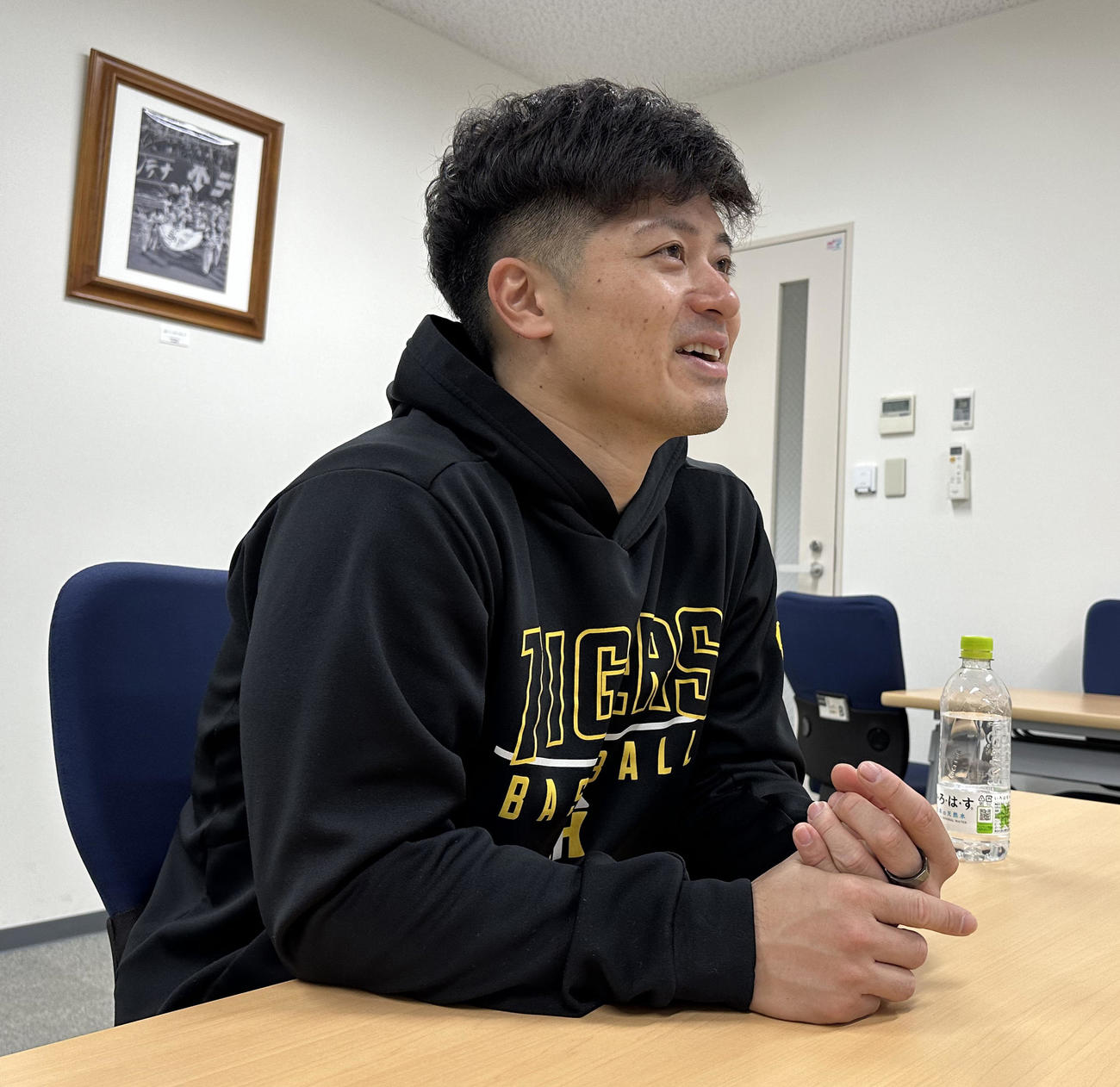 「養父小学校　開校150周年記念式典」でオンライン講習会を行った阪神坂本（球団提供）
