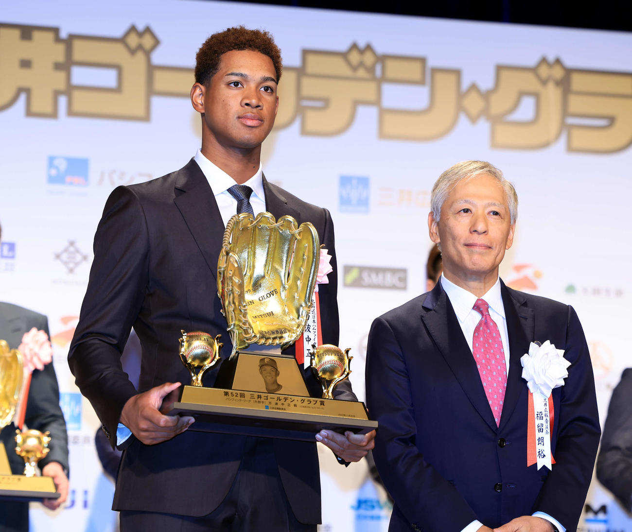 三井ゴールデン・グラブ賞表彰式で受賞した日本ハム万波（左）。右はプレゼンターの福留朗裕氏（2023年11月30日撮影）