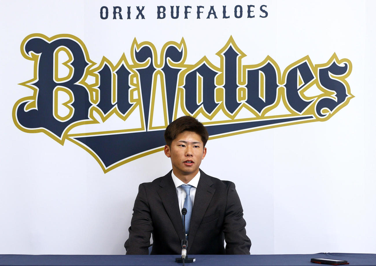 オリックス曽谷は契約更改を終え会見する（撮影・上山淳一）