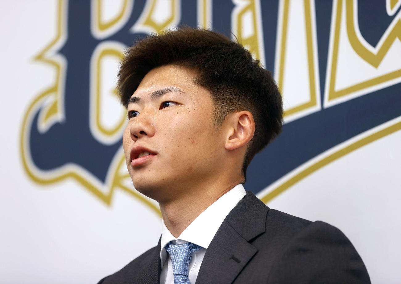オリックス曽谷は契約更改を終え会見する（撮影・上山淳一）