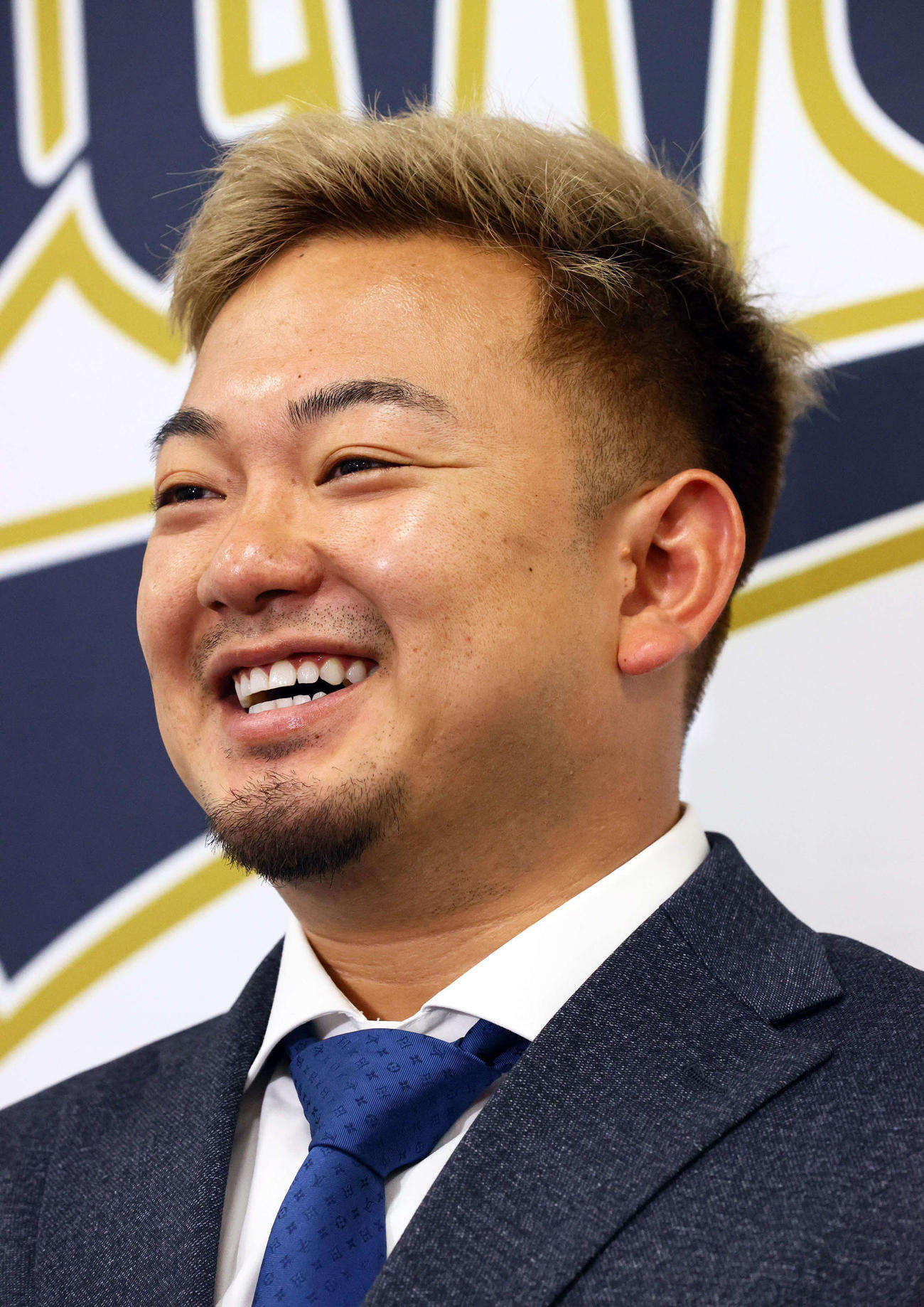 契約更改後、笑顔で会見をするオリックス森（撮影・上山淳一）