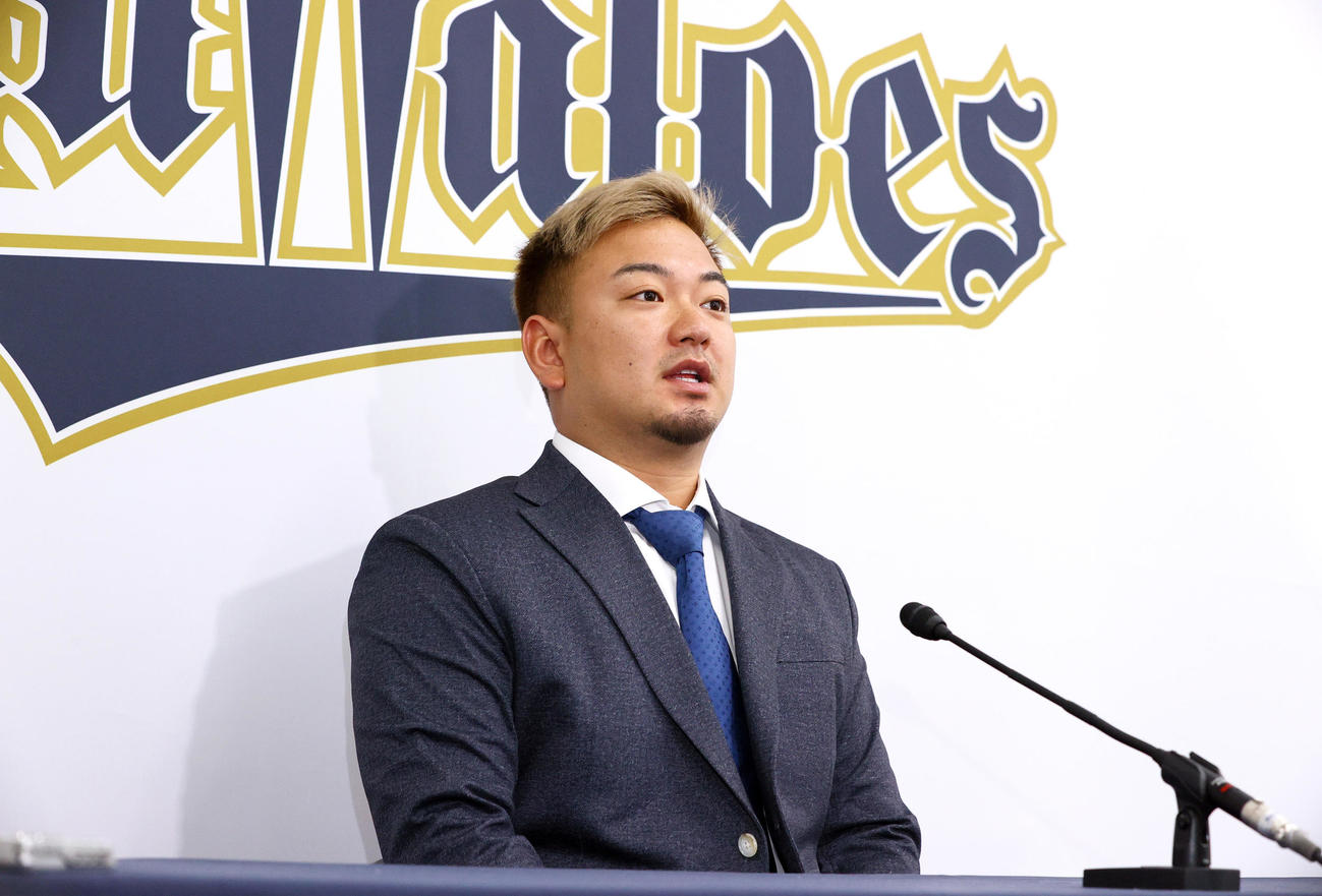 オリックス森は契約更改を終え会見する（撮影・上山淳一）
