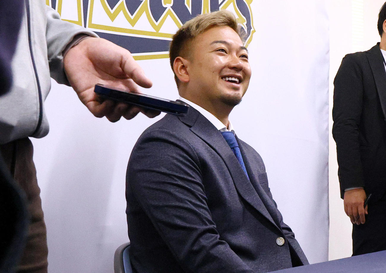 オリックス森は契約更改を終え報道陣の質問に答える（撮影・上山淳一）