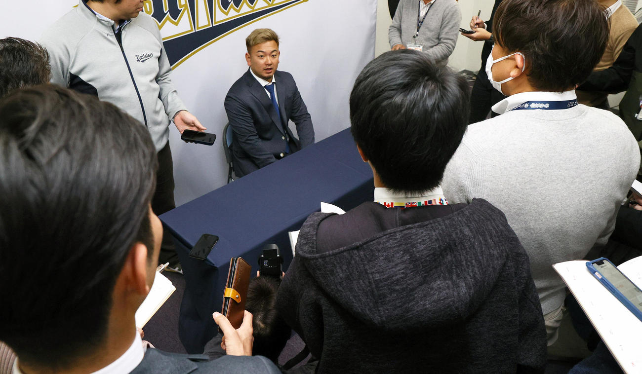 オリックス森は契約更改を終え報道陣の質問に答える（撮影・上山淳一）