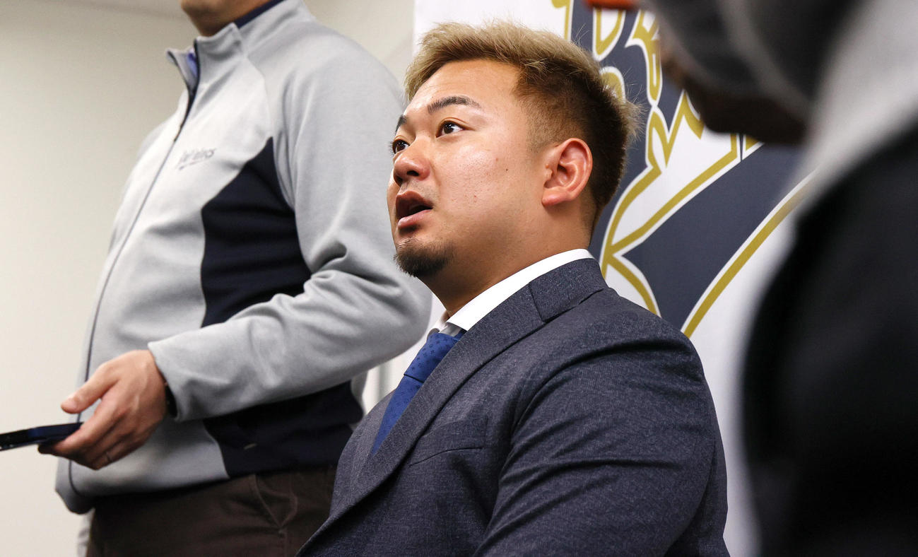 オリックス森は契約更改を終え報道陣の質問に答える（撮影・上山淳一）