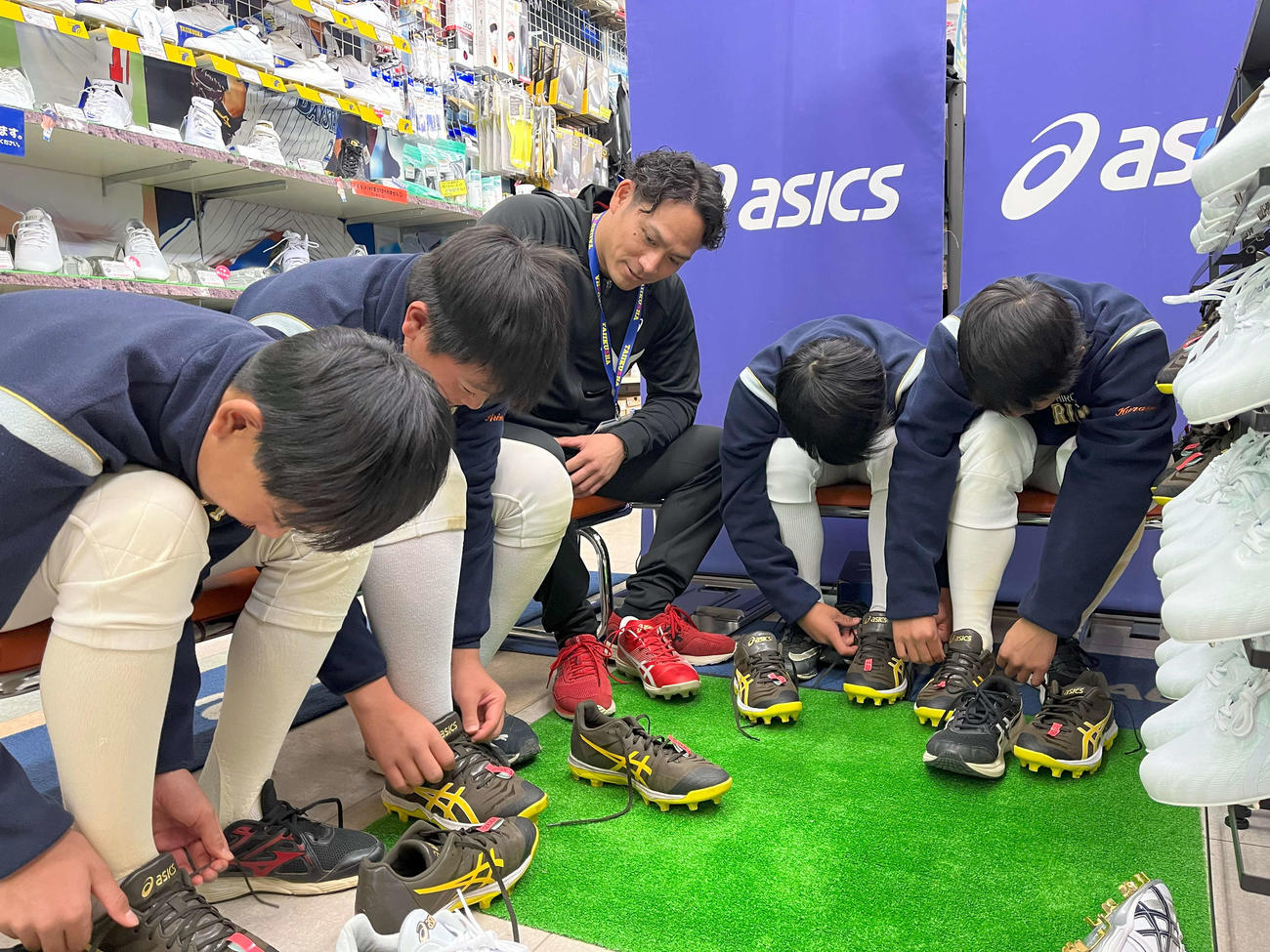野球選手にスパイクの履き方を指導する広島田中広輔内野手（中央）（撮影・前原淳）