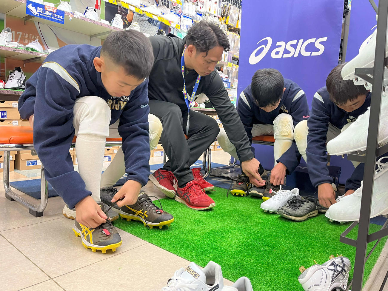 野球選手にスパイクの履き方を指導する広島田中広輔内野手（左から2人目）（撮影・前原淳）