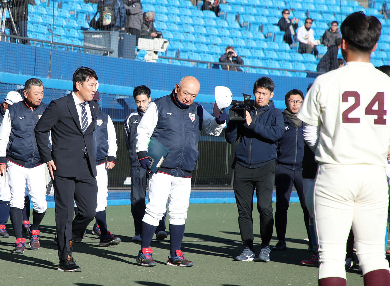 試合形式の練習を観戦後、ナインに直接言葉を掛けた侍ジャパンの井端監督。右は侍ジャパン大学生チームの堀井監督（撮影・加藤哉）