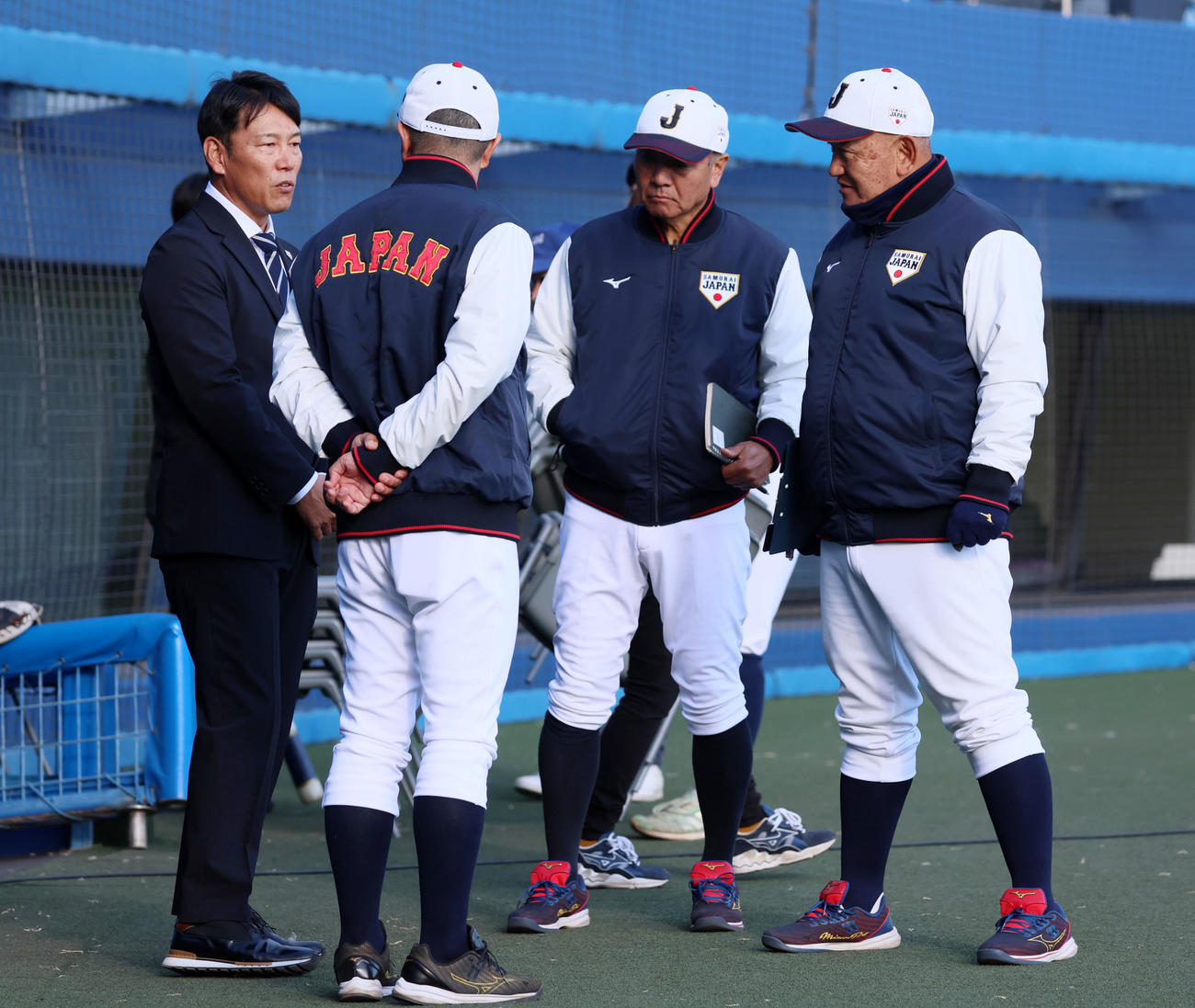 侍ジャパンの井端監督（左）は大学生チームを率いる堀井監督（右）らと話し合う（撮影・加藤哉）