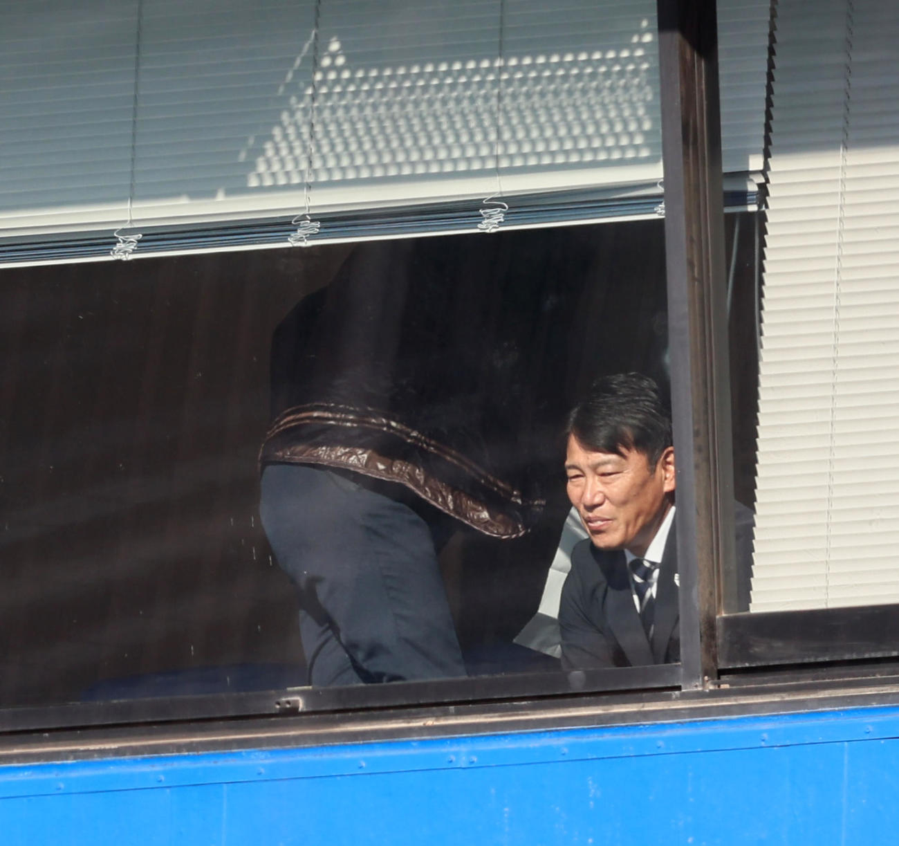 侍ジャパン大学生代表候補の合宿　試合形式の練習をネット裏から観戦する井端弘和監督