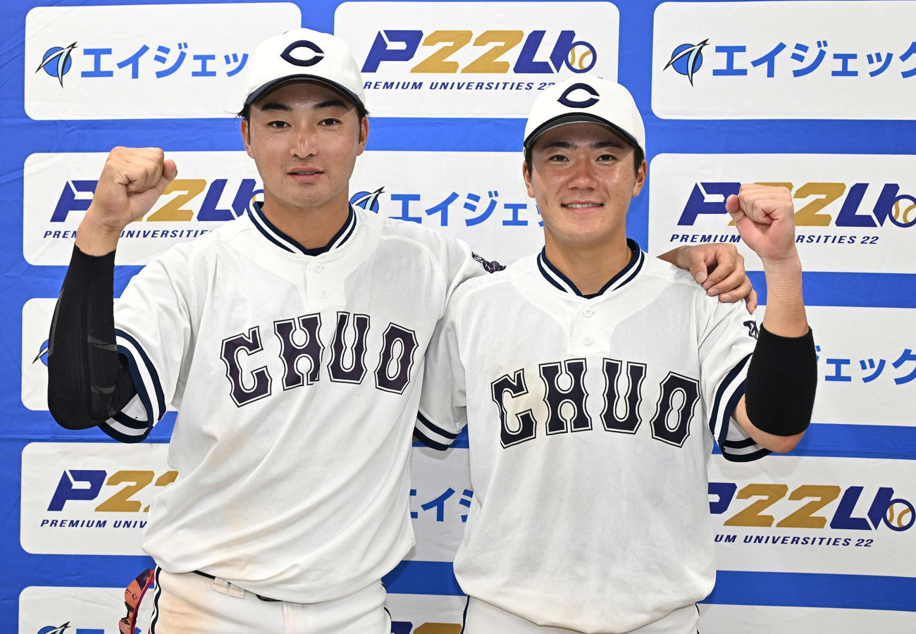 試合後、記念撮影する中大・桜井亨佑（左）と野呂田漸（2023年10月19日撮影）