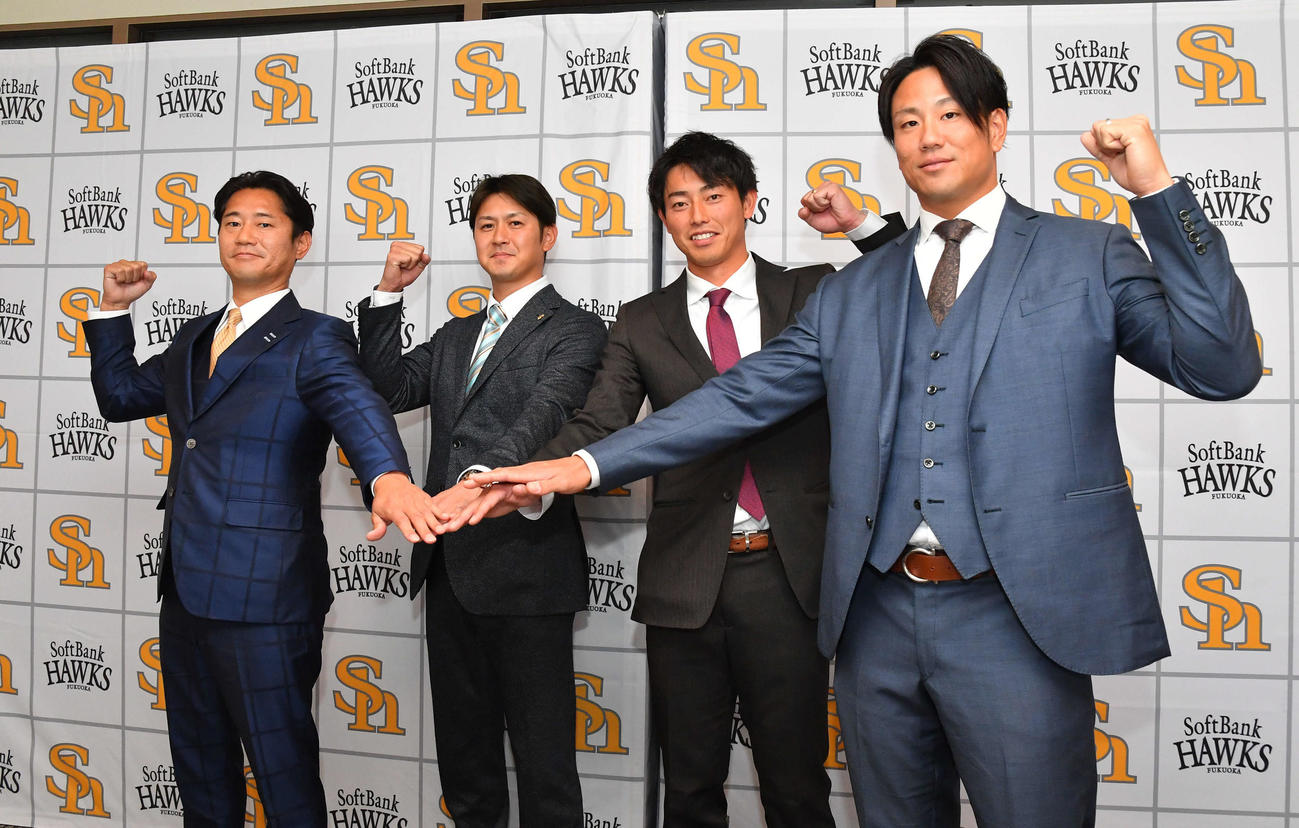 新任コーチ会見を行った、左から小笠原2軍コーチ、奥村4軍コーチ、釜元4軍コーチ、中谷野手リハビリ担当コーチ（撮影・岩下翔太）