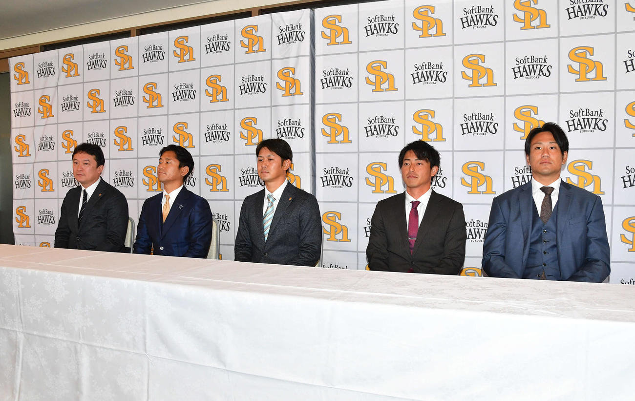 新任コーチ会見に登壇した、左から三笠GM、小笠原2軍コーチ、奥村4軍コーチ、釜元4軍コーチ、中谷野手リハビリ担当コーチ（撮影・岩下翔太）