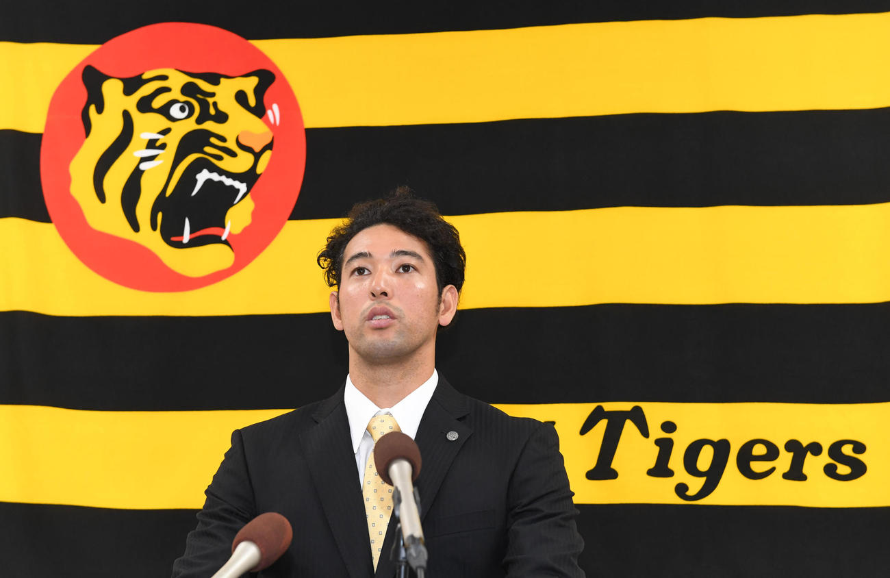 倍増で契約を更改、会見する加治屋（撮影・前岡正明）