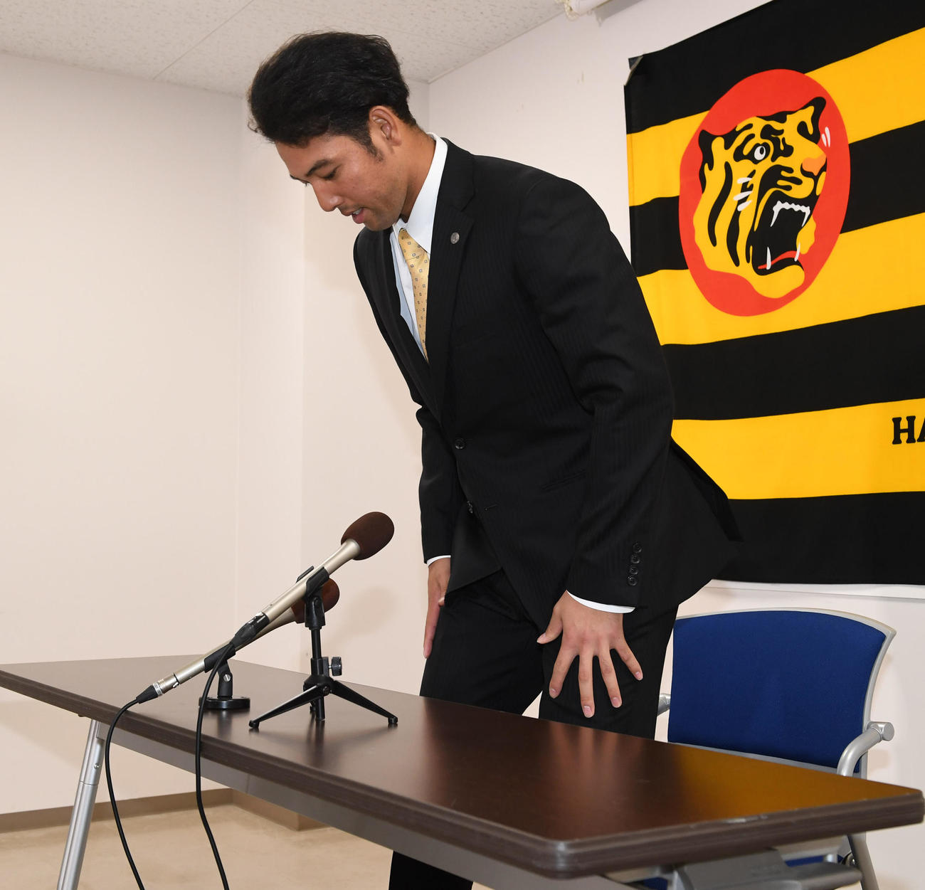 契約更改を終え会見の席に着く加治屋（撮影・前岡正明）