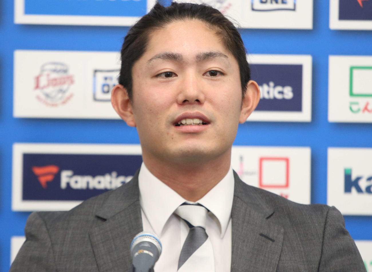 契約更改を終え会見を行う西武今井（撮影・山崎純一）